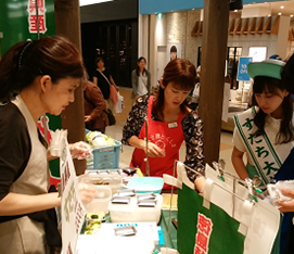 岩手県の盛岡市内のいわて活菜横丁、結いの市でイベントを実施するすだち大使の山北舞花さんとJA全農とくしま、仁木さんと行長先生の写真です。