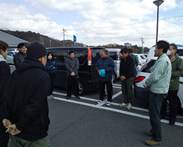 徳島県養液栽培研究会に参加した19名の方たちが集まって話をしている写真です。