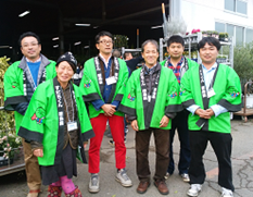 大阪府豊中市「大阪植物取引所」でシンビジウムのPRを行った参加者6名の写真です。