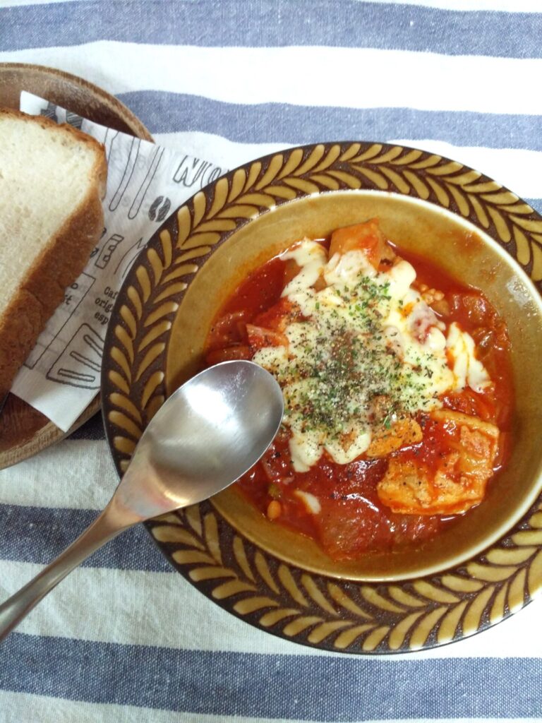 白菜と鶏肉のトマト煮と食パン