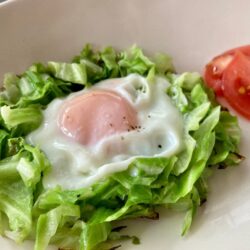 キャベツと卵のお手軽料理！春キャベツで作る目玉焼きの巣ごもり風