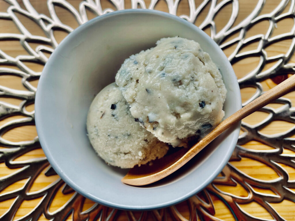 阿波晩茶で作ったアイスクリームにスプーンが添えられている