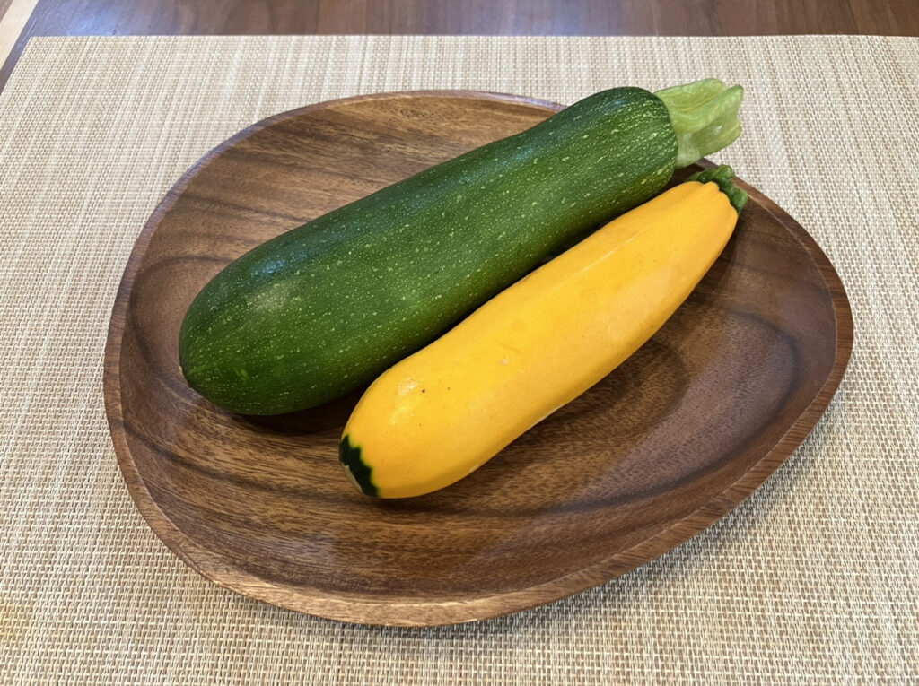 黄色と緑色のズッキーニ