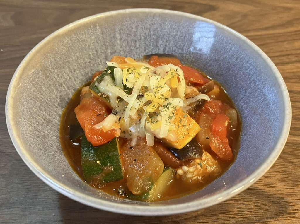チーズとパセリをのせたラタトゥイユ