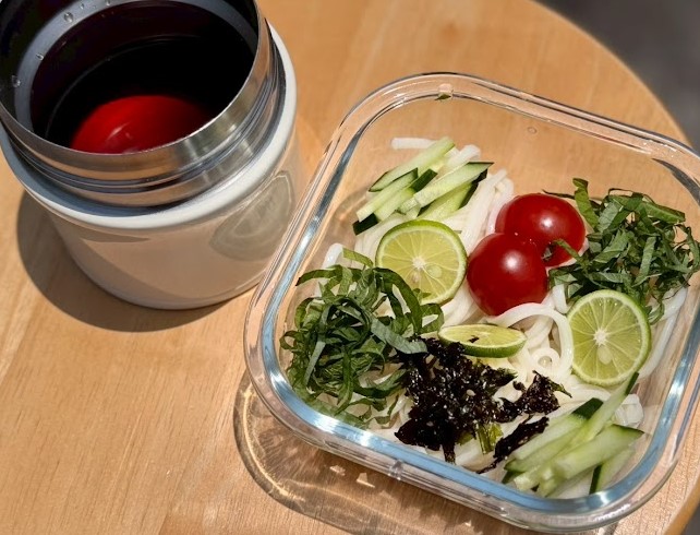 すだちやミニトマトがトッピングされた半田そうめんのお弁当