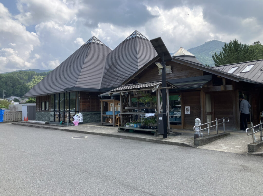道の駅「温泉の里 神山」外観