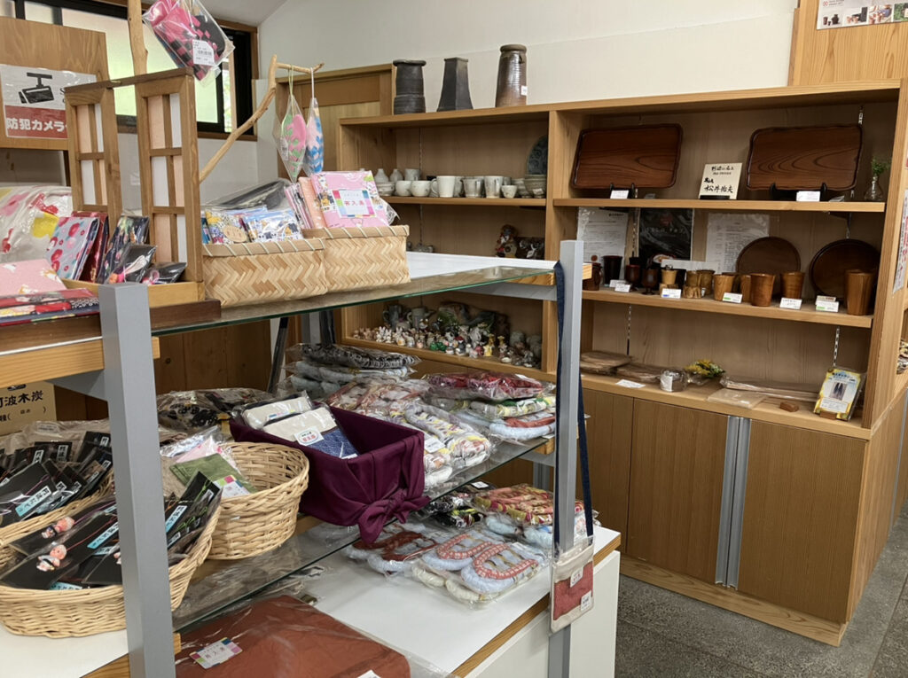 神山で作られた木工製品など