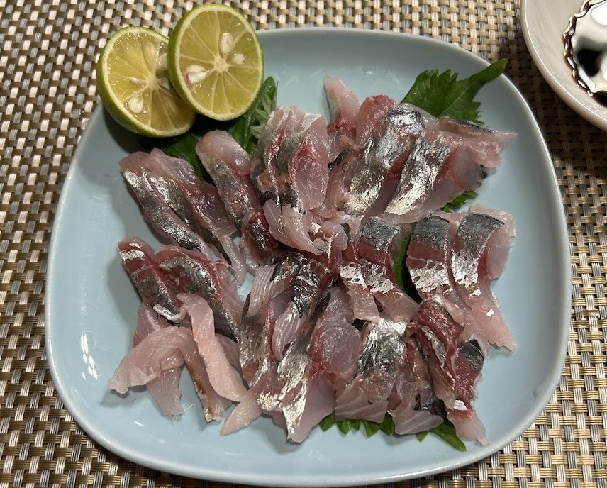 アジの刺身にすだちが添えられている