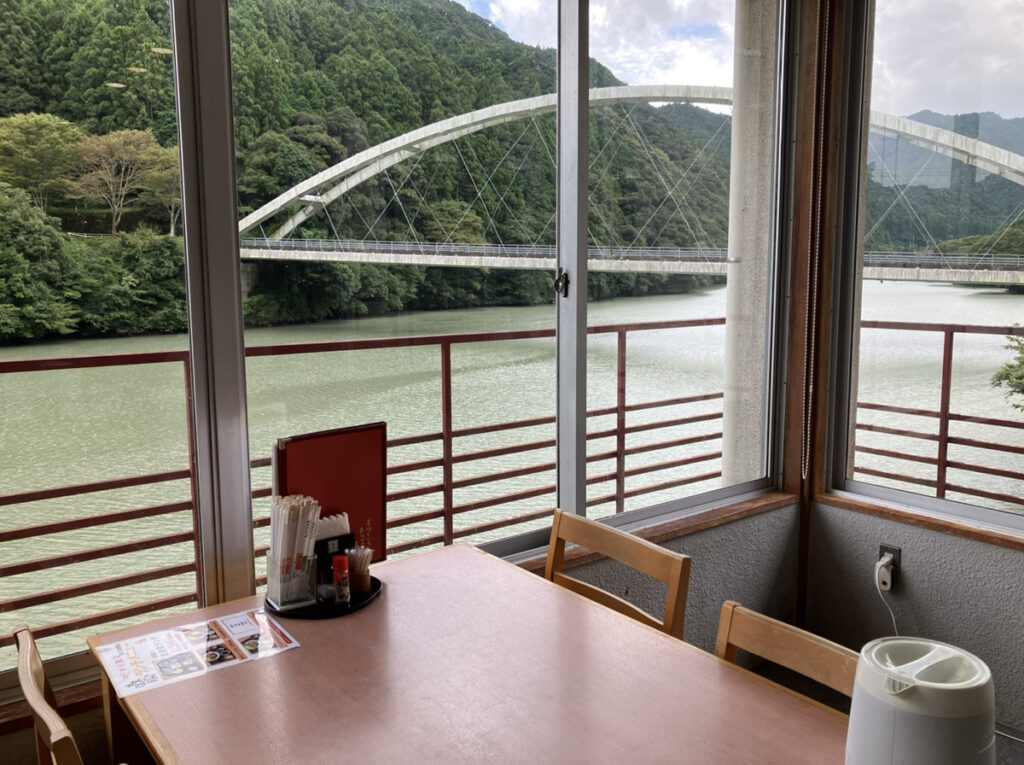 窓から那賀川を見ることができる
