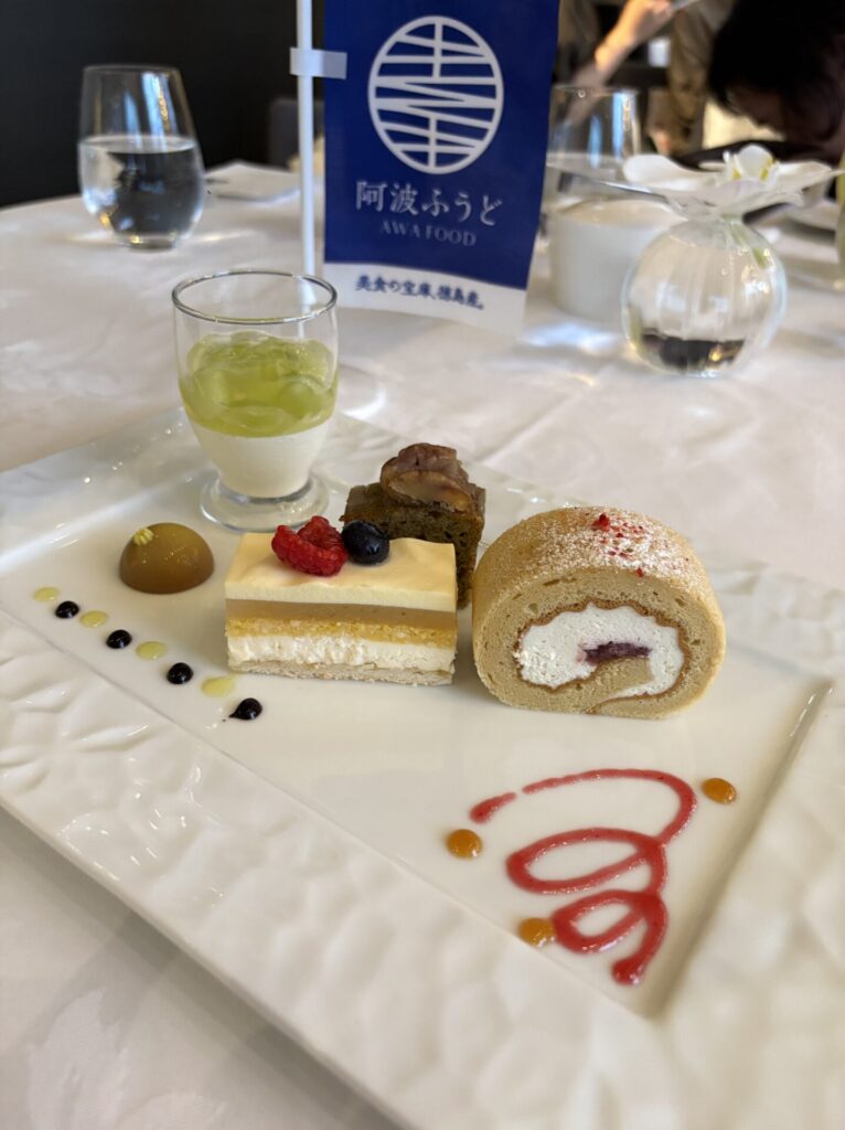 ワンプレートにケーキなどのスイーツがのっている