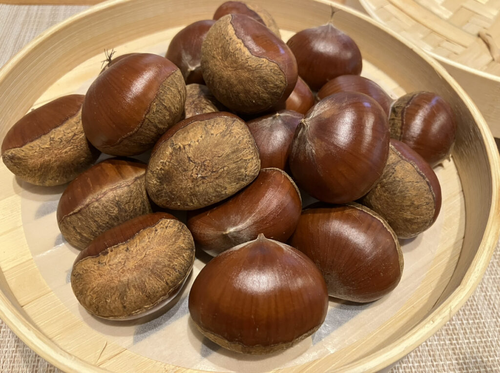 栗を蒸篭にのせている