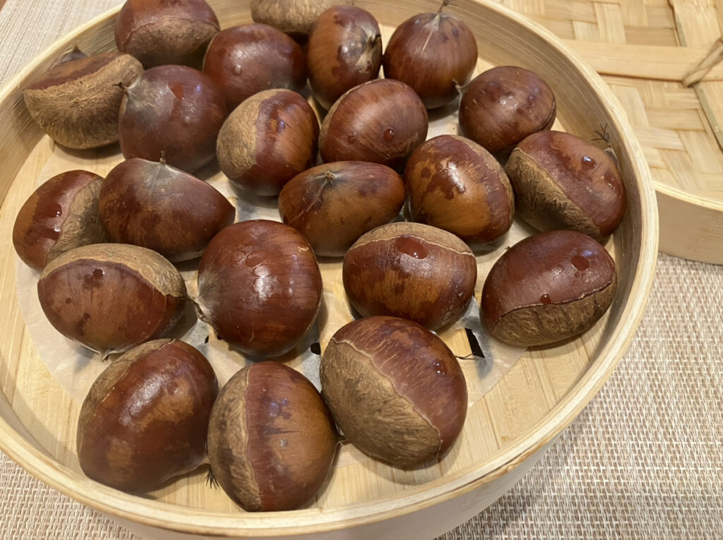 蒸篭で蒸した栗