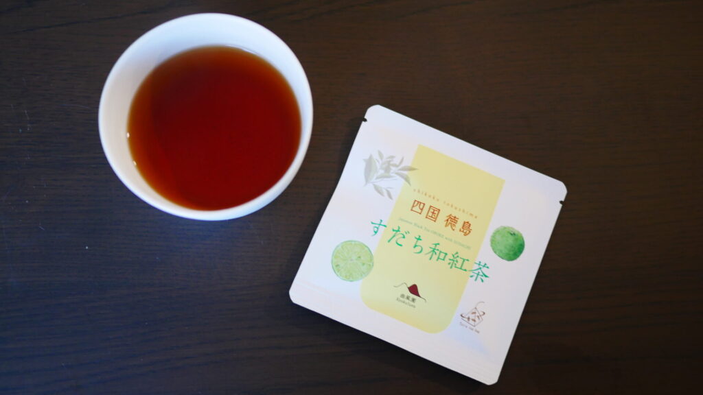 曲風園のすだち和紅茶とコップに入った紅茶