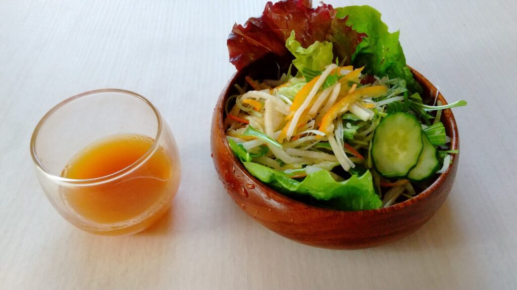 阿波すず香のドレッシングとサラダ