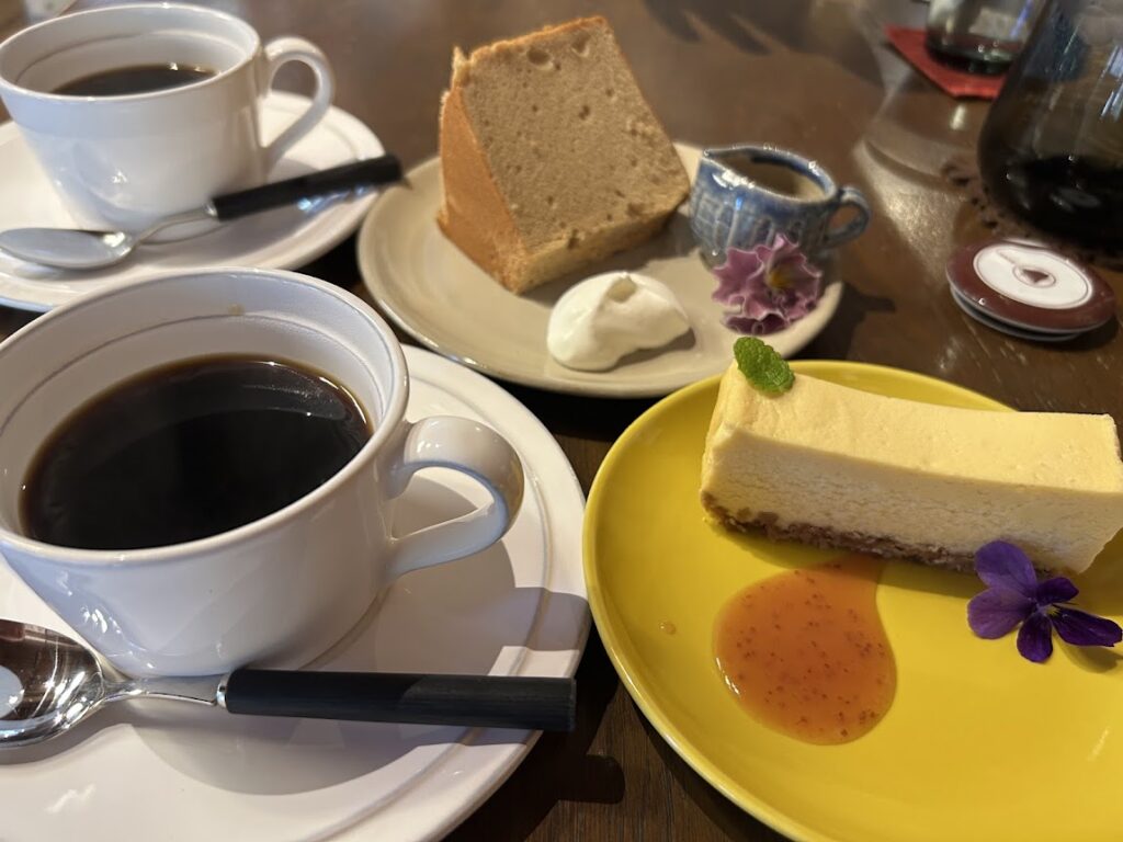デザートのコーヒー、チーズケーキ、阿波晩茶のシフォンケーキ