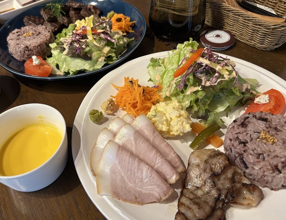 ランチメニューの「自家製ハムとベーコンの盛り合わせ」