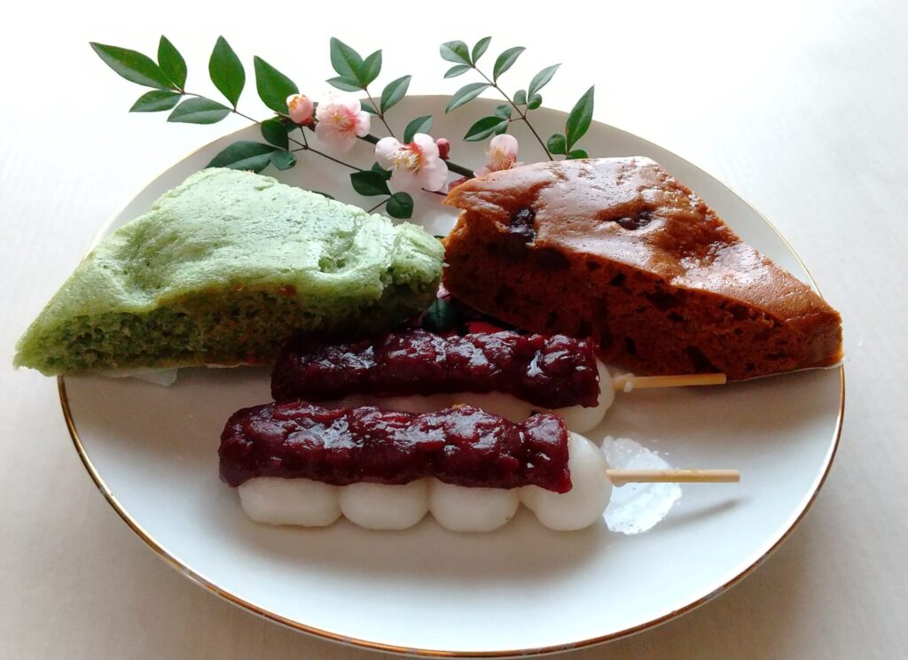 蒸しパンと団子と梅の花