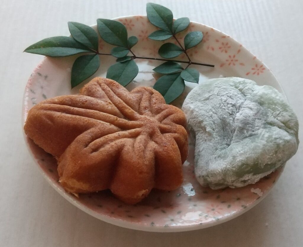 もみじまんじゅうとおもちと南天の葉っぱ