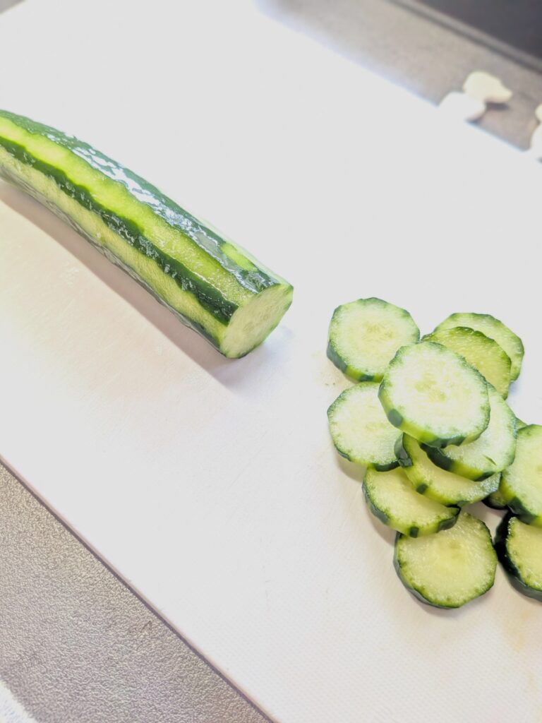 皮を交互にむいて輪切りにしたきゅうり