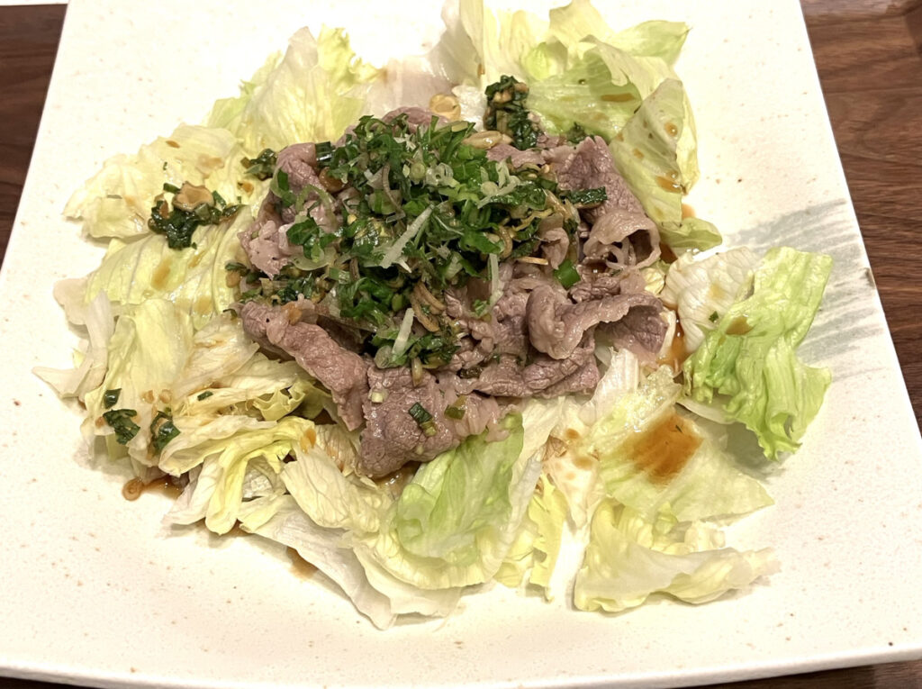 牛しゃぶサラダに香味野菜ドレッシングをかけた料理