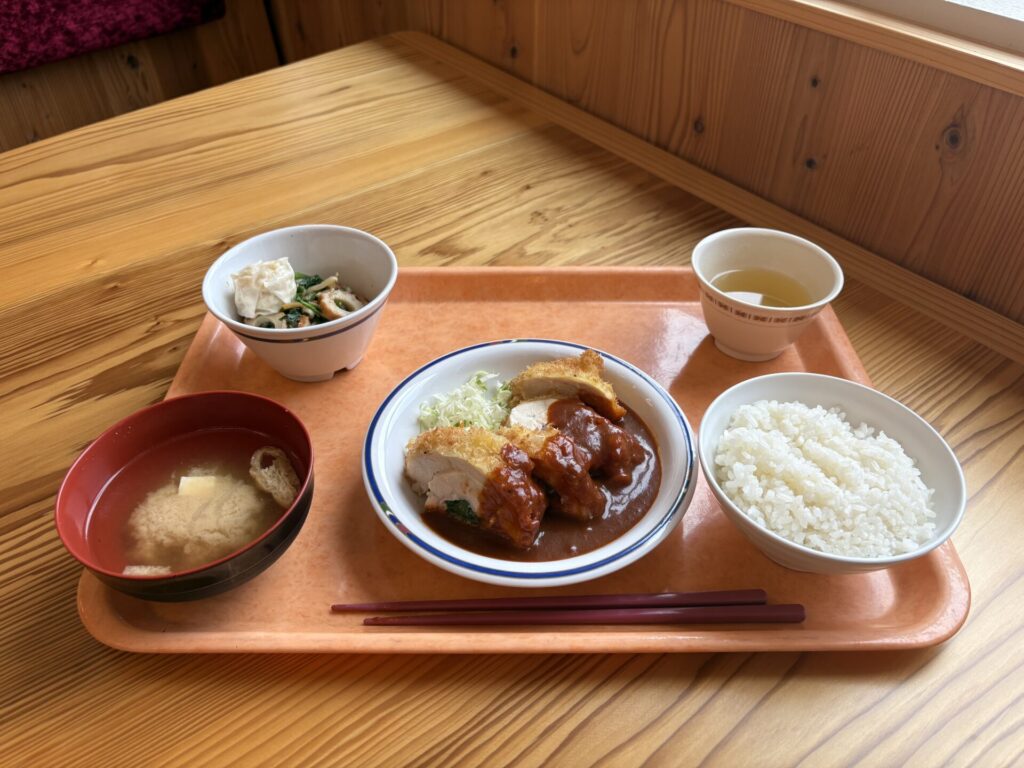 定食、味噌汁、つるむらさき肉巻きカツレツ、ご飯、つるむらさきの胡麻和え