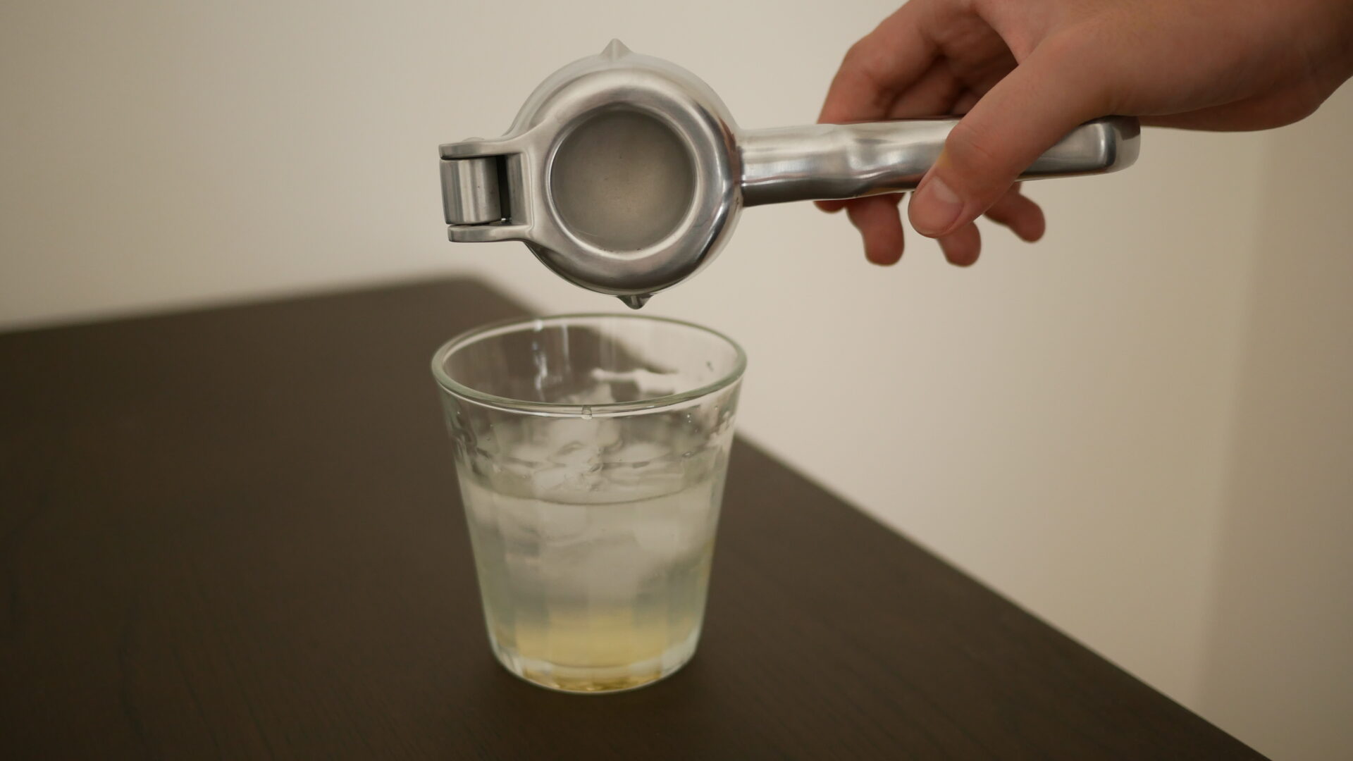 すだち絞り器ですだちを絞っている