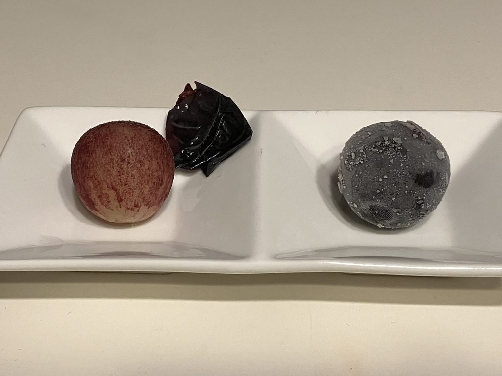 冷凍して皮をむいたぶどう
