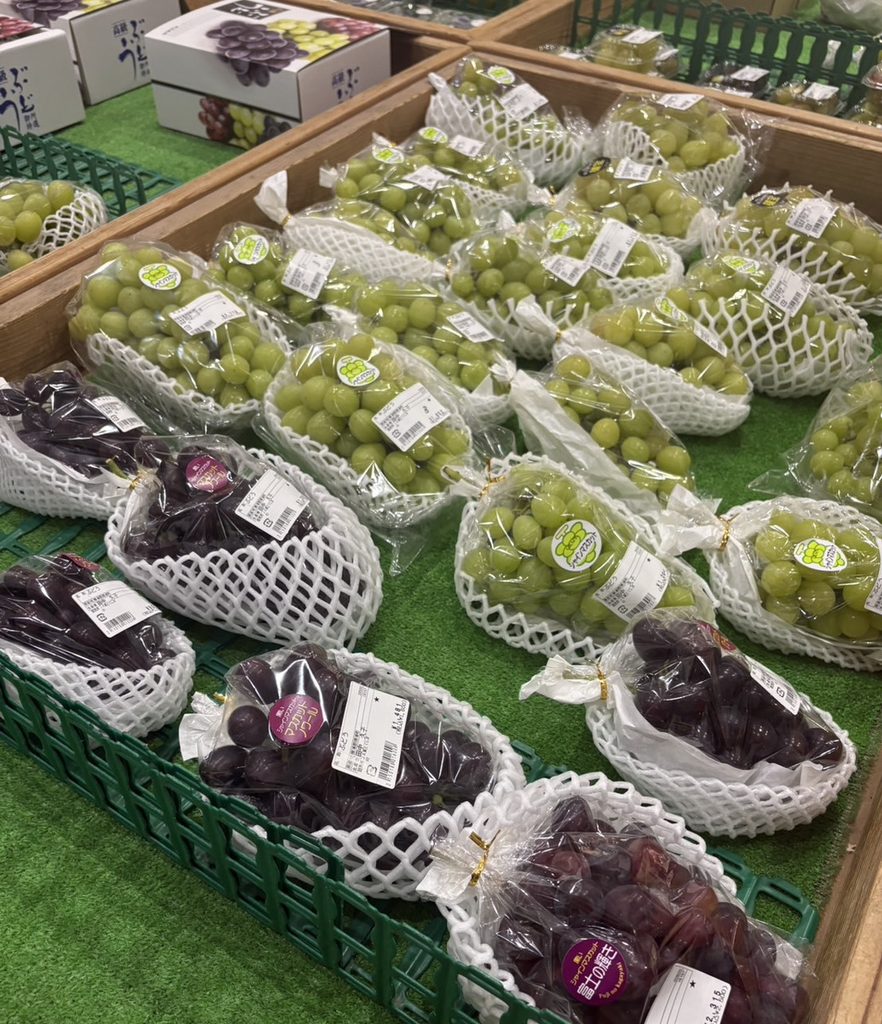 店頭に並んだぶどう