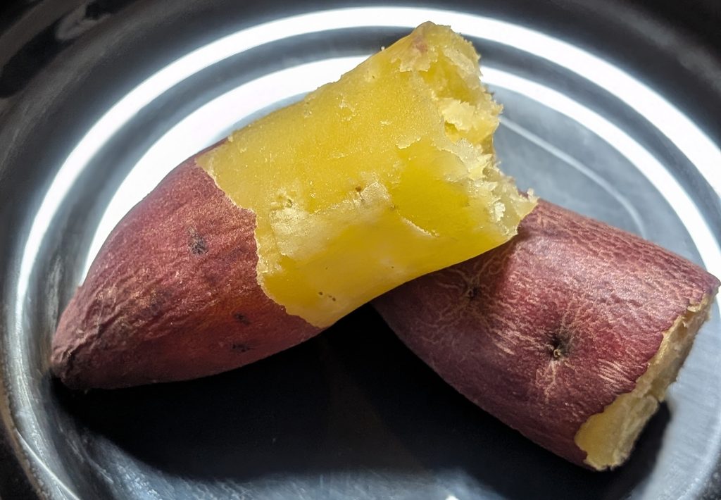半分に折って皮をむいた焼き芋